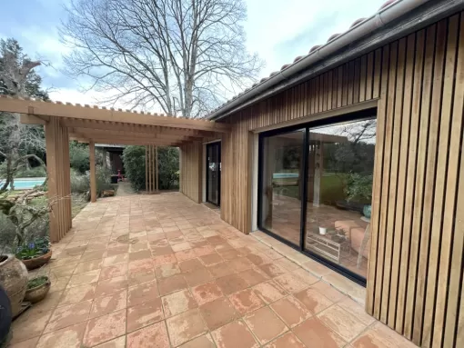 Conception et réalisation d’un bardage à claire voie sur mesure en bois exotique à Pontonx, Orthez, NR Construction Bois
