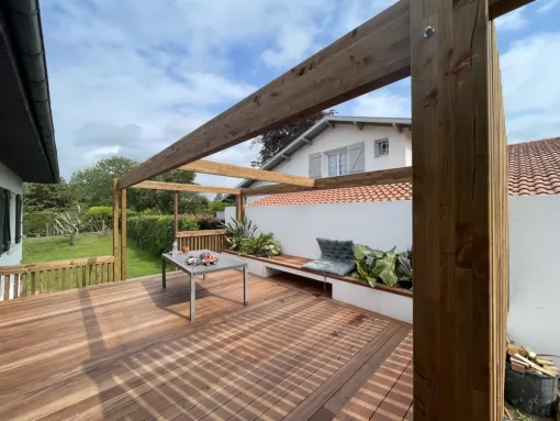 Conception et réalisation d’une pergola en bois sur mesure à Bayonne, Orthez, NR Construction Bois