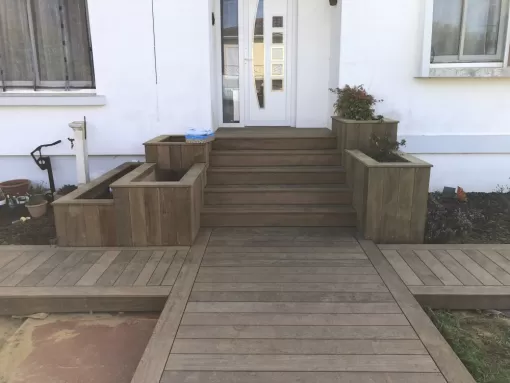 Conception et fabrication d’une jardinière en bois exotique à Dax, Orthez, NR Construction Bois