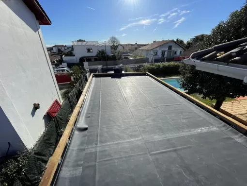 Pose d’un toit EPDM à Bayonne, Orthez, NR Construction Bois