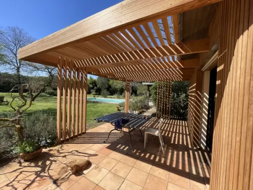 Fabrication d’une pergola sur-mesure en Iroko à Pontonx, Orthez, NR Construction Bois