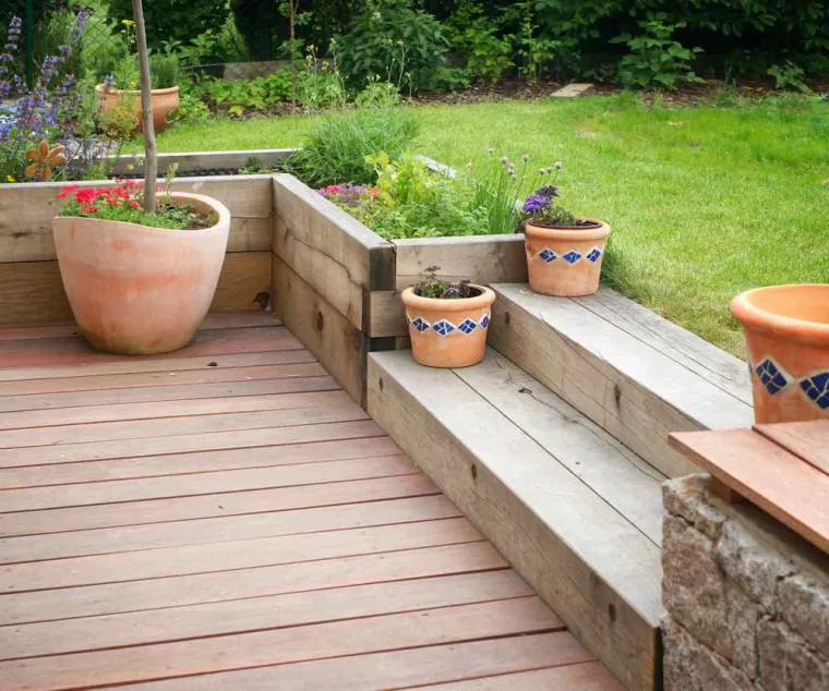 Fabricant de terrasse en bois sur mesure de 13 m² pour jardin potager, Orthez, NR Construction Bois