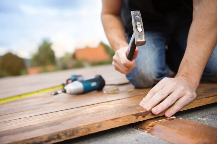 Faire construire une terrasse en bois sur mesure devant mon garage sur un terrain en pente , Orthez, NR Construction Bois