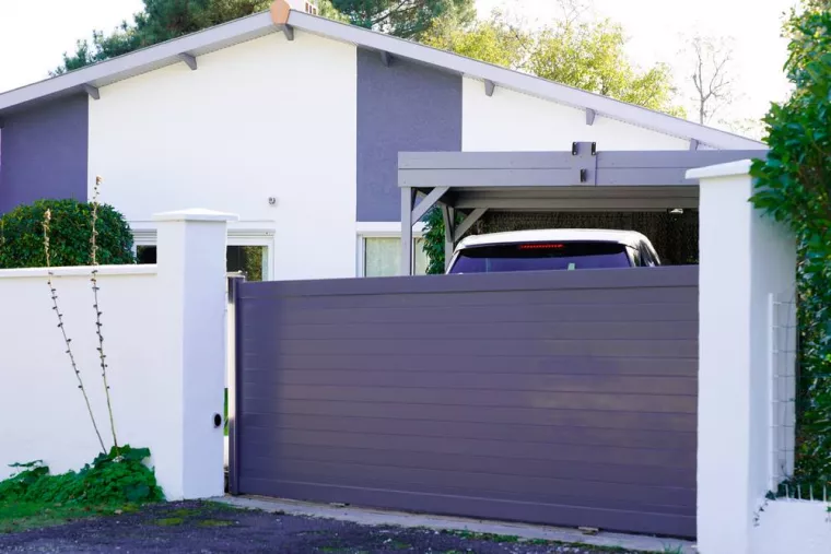 Professionnel pour pose d'un carport en bois sur mesure de 18 m² dans un jardin à côté d'un garage, Orthez, NR Construction Bois