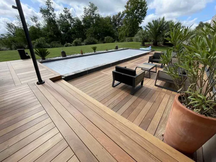 Professionnel pour la pose d'une terrasse en bois sur plots autour d'une piscine sur terrain compliqué, Orthez, NR Construction Bois